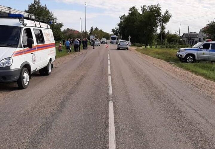 В Краснодарском крае автомобиль сбил самокат с женщиной и ребенком