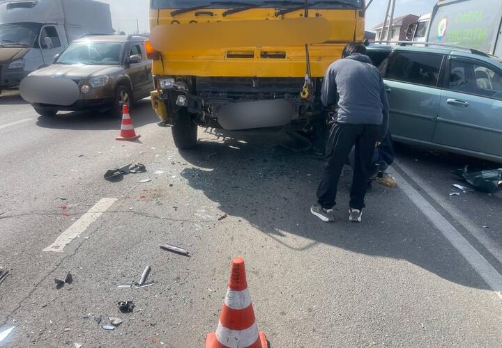 В массовом ДТП с пятью автомобилям в Краснодаре пострадал 6-летний ребенок