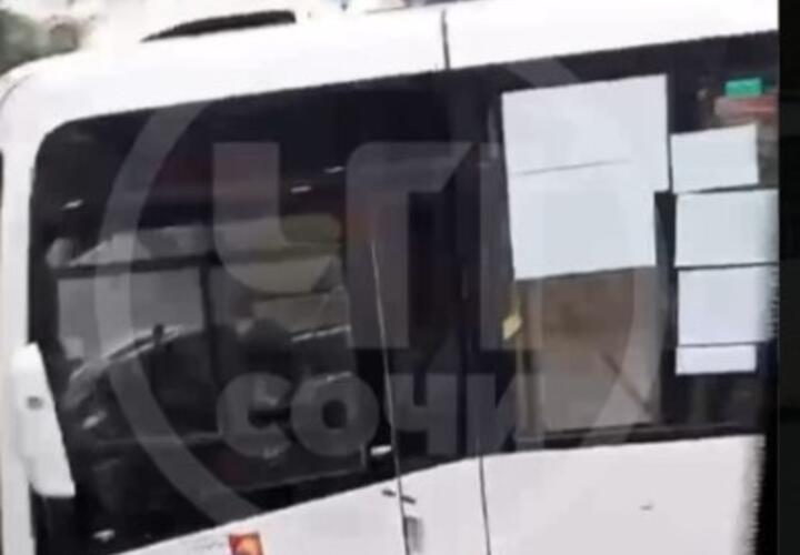 В Сочи автобус с пассажирами попал в аварию в Адлерском районе