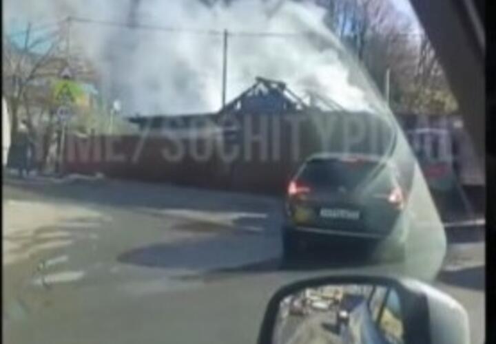 В Сочи на улице Искры дотла сгорел частный дом