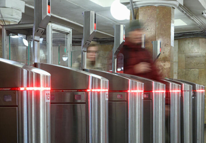 В Сочи система распознавания лиц спутала простого рабочего с мошенником в бегах