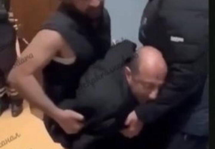 В Сочи задержанный решил подставить полицейских, из всех сил ударившись головой о стену