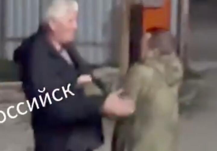 Неадекват с ножом приставал к прохожим