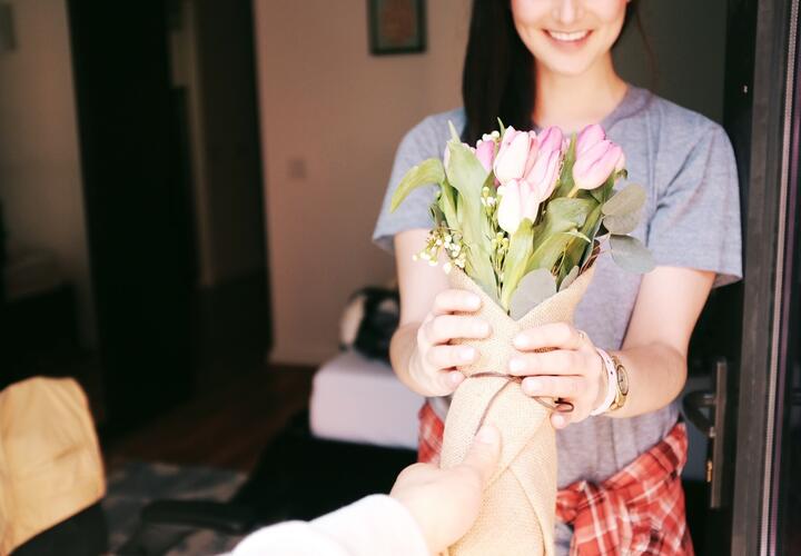 Женщины назвали топ «бесячих» подарков к 8 Марта