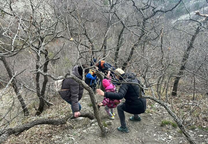 Женщины с детьми застряли на склоне с сыпучими камнями в Геленджике