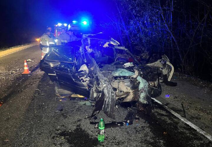 21-летний парень погиб, 16-летняя девочка в реанимации: легковушка врезалась в трактор под Горячим Ключом