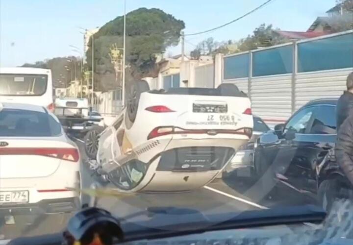 Такси перевернулось на дороге из аэропорта в Сочи