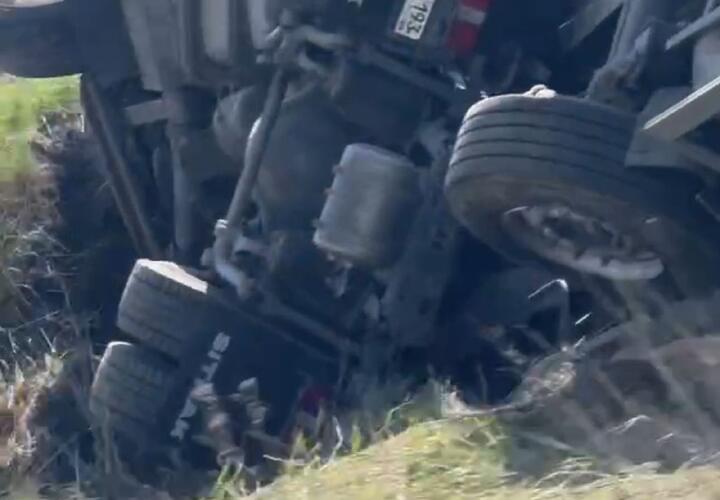 Большегруз слетел с трассы и опрокинулся рядом со Славянском-на-Кубани