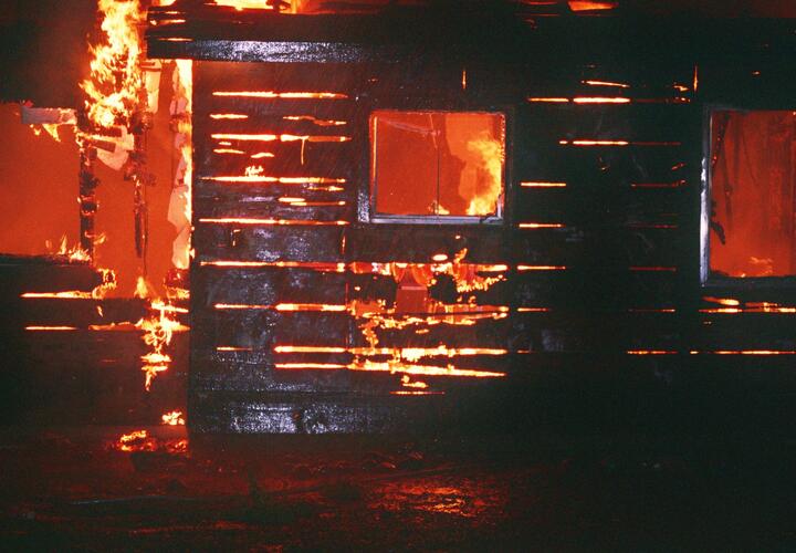 Частный дом полыхает в Краснодаре