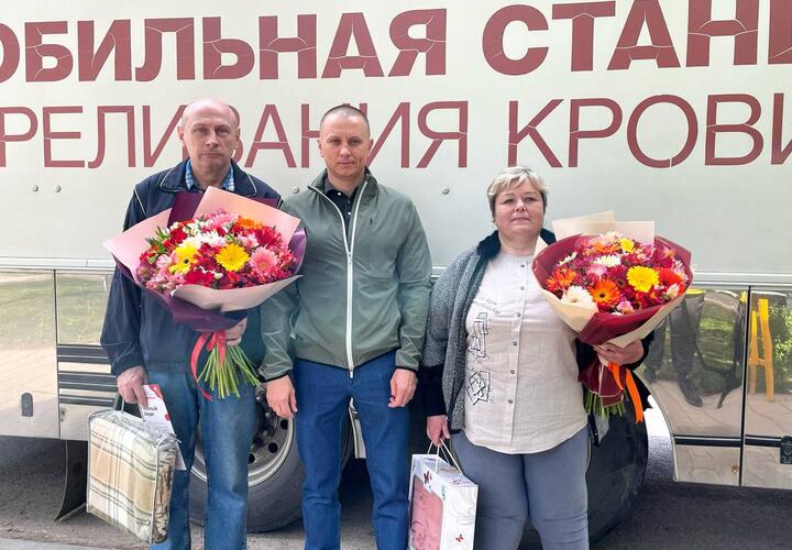 Депутат городской Думы Краснодара Андрей Анашкин поздравил почетных доноров и вручил им подарки