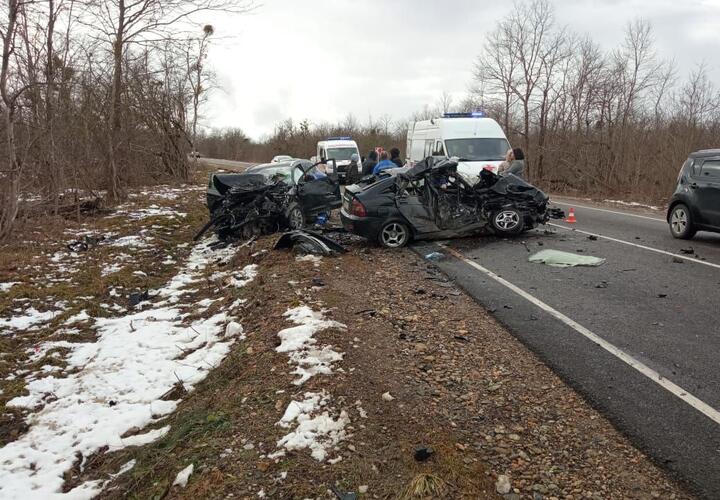 Два человека погибли и двое ранены в тяжелом ДТП в Апшеронском районе Кубани