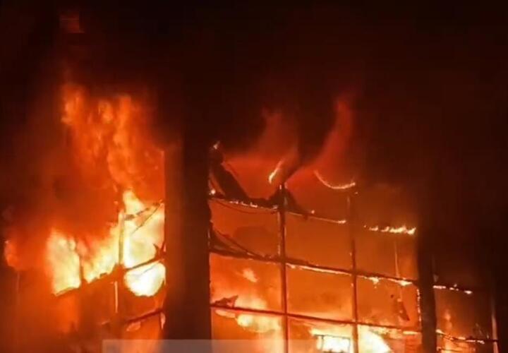Мебельный магазин сгорел в Анапе ночь 23 апреля