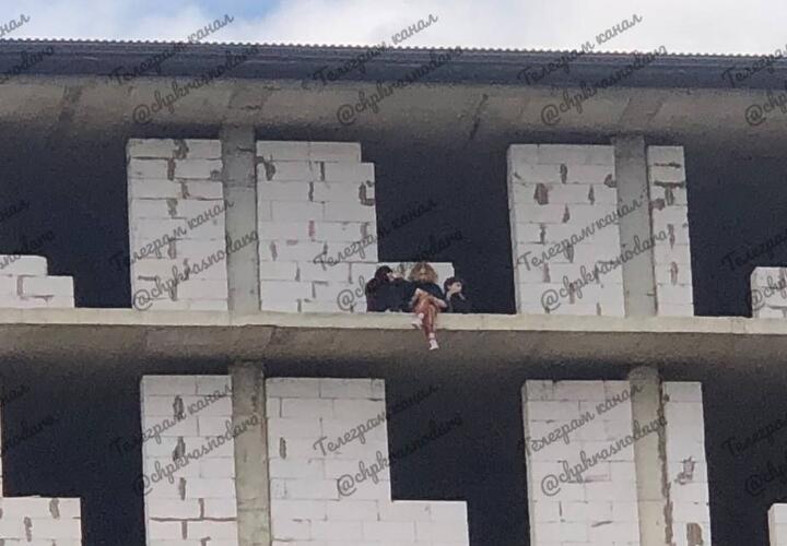 А если сорвутся: дети забрались на крышу стройки в Краснодаре