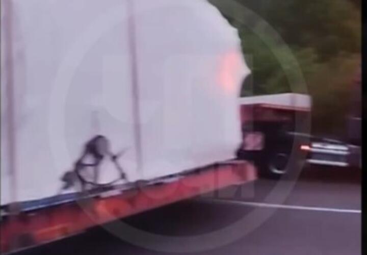 Федеральная трасса в Сочи наглухо заблокирована застрявшей фурой-длинномером