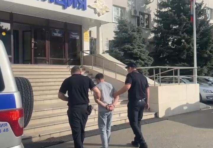 Хотела расстаться: мужчина порезал 22-летнюю девушку в центре Геленджика