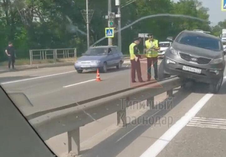 «Киа» вылетела с дороги и застряла в разделительном отбойнике под Краснодаром