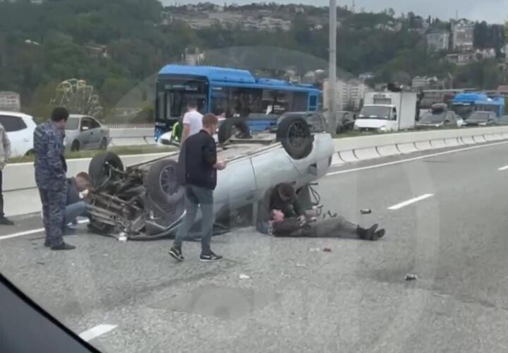 На трассе Джубга-Сочи перевернулась Лада, три человека пострадали