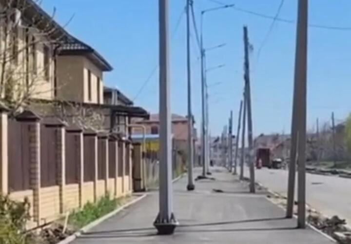 Мэр Краснодара возмущен установкой столбов посреди тротуара во время реконструкции улицы