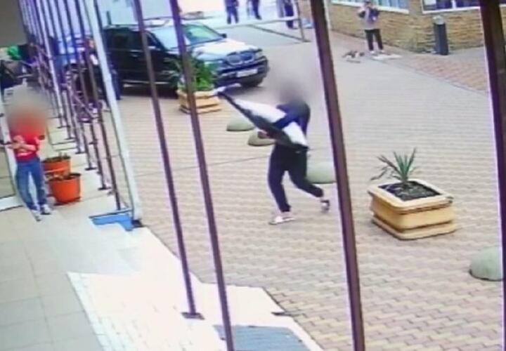 Мужчина, который нёс мёртвого дельфина домой в Сочи, оказался преступником в розыске