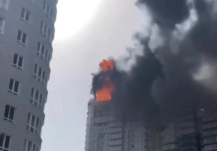 На крыше горящего ЖК «Фонтаны» в Краснодаре гремят взрывы