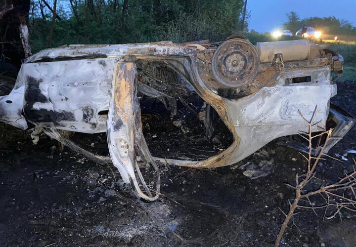 На Кубани дотла сгорел автомобиль, в котором погиб водитель