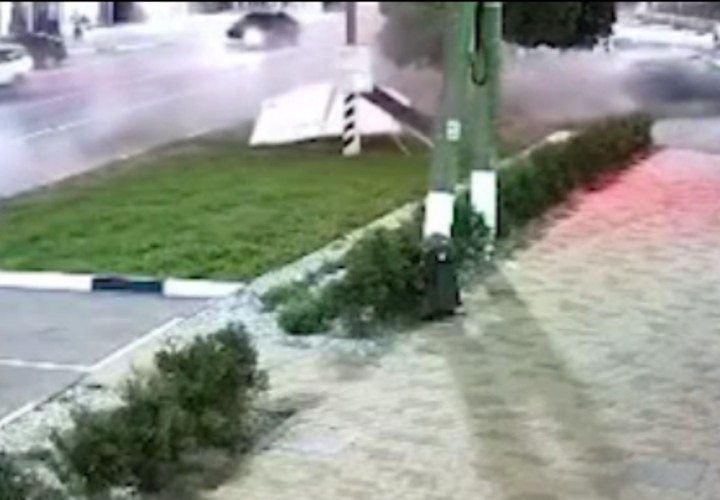 На Кубани «Инфинити» на полном ходу вылетела на тротуар