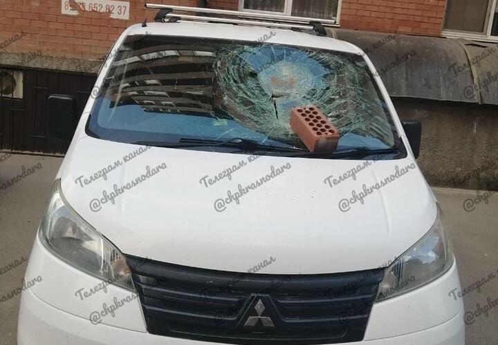 Неадекваты в Краснодаре сбросили кирпич на Mitsubishi