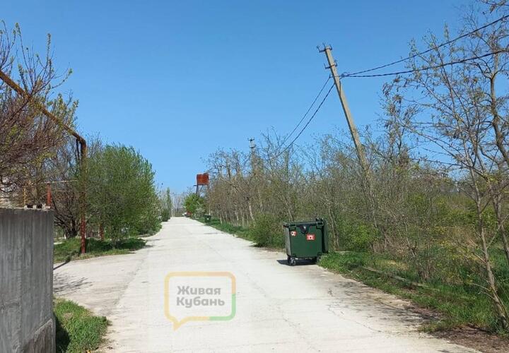 Погнутые столбы и кабель под напряжением: жители Семигорья под Новороссийском неделю не могут дождаться помощи