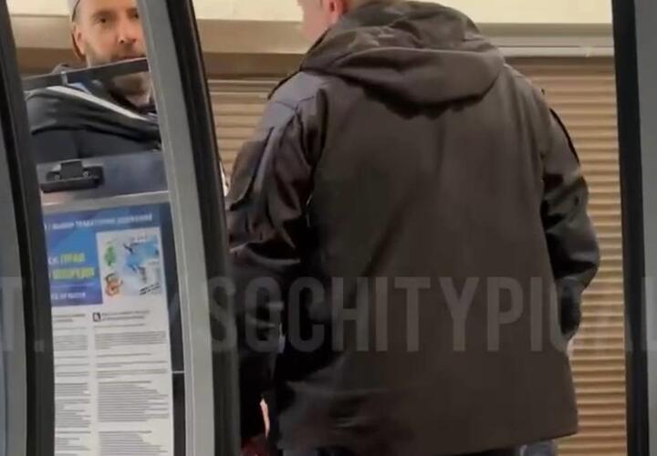 Полиция разберётся с мужчиной, который выволок за ногу туристку из кабинки фуникулёра в Сочи