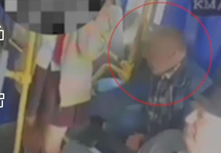 Пожилой извращенец залез школьнице под юбку и сделал фото