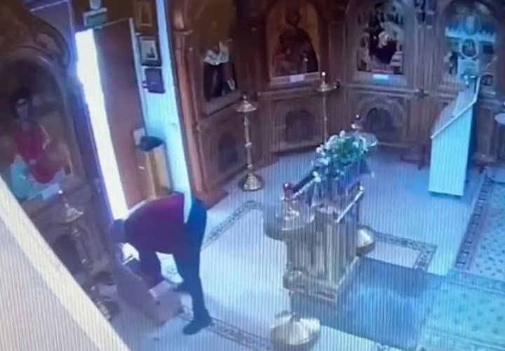 Пожилой мужчина украл деньги из храма