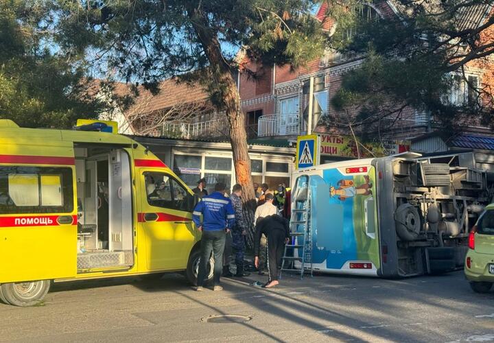 Пожилые люди пострадали при опрокидывании маршрутки в Геленджике