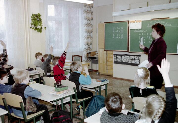 Педагогам в небольших населенных пунктах увеличат допвыплаты вдвое