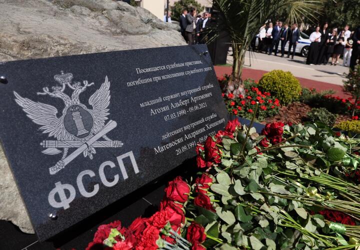 Приставам, которых застрелил житель Сочи, открыли памятник