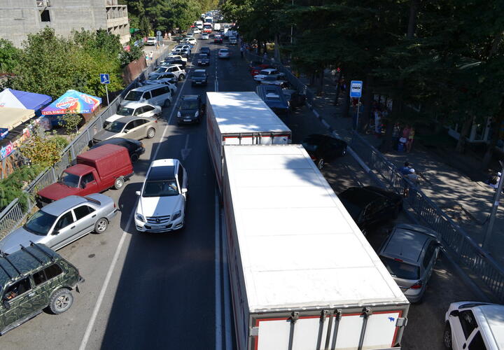 Проезд грузовиков массой более 15 тонн запретят на трассе Джубга - Сочи с начала лета до середины сентября