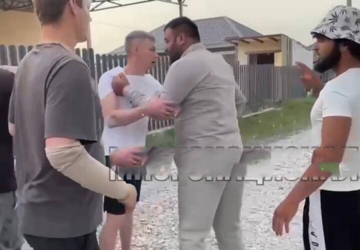 Протаранили забор, а потом «наехали» на владельца дома дебоширы в Новороссийске