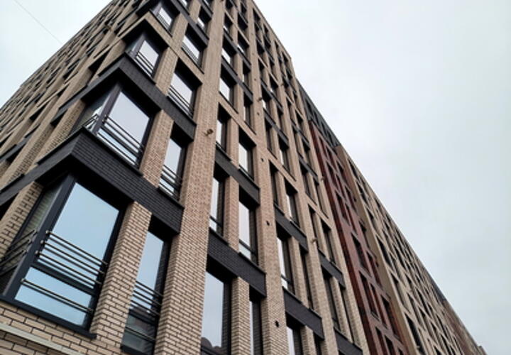 Разбитые плафоны и оторванные плинтусы: наркоманы громят подъезды краснодарских многоэтажек