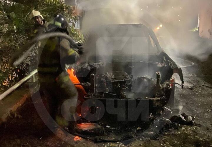 Сгорела дотла: машину в Сочи, возможно, подожгли