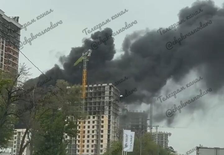 Сильный пожар случился в строящейся многоэтажке в Краснодаре