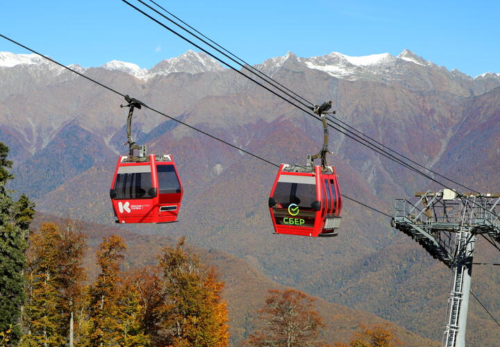 Скандал на горнолыжке: туристку за ногу выволокли из кабинки фуникулёра в Сочи