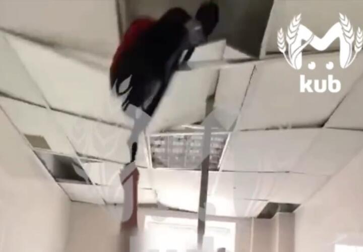 Ученики разрушили потолок в новороссийской школе