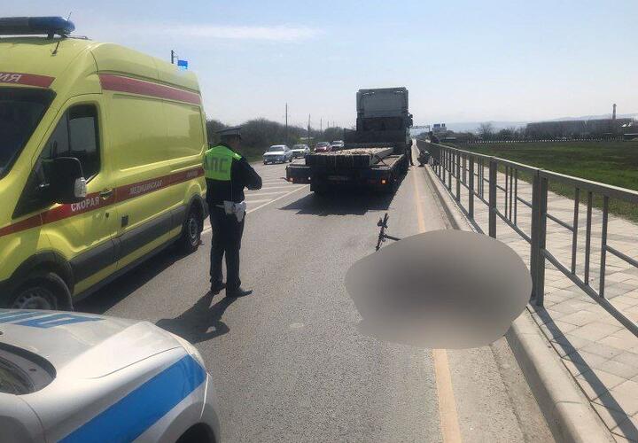 В Анапе грузовик насмерть сбил 56-летнюю женщину на самокате