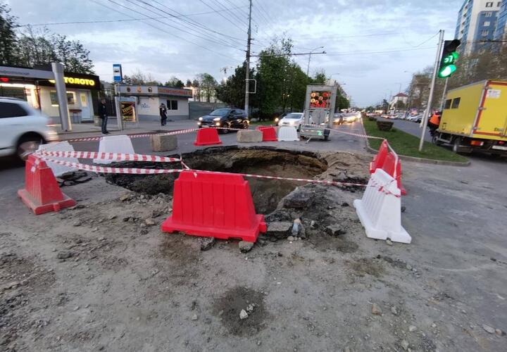 В Комсомольском мкр Краснодара разрыли дорогу, движение ограничено