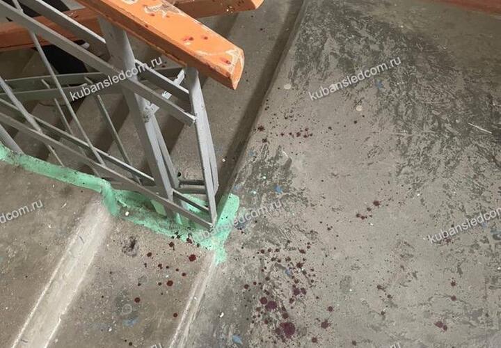 В Краснодаре  мужчина из Кропоткина четырежды ударил ножом своего приятеля в подъезде жилого дома