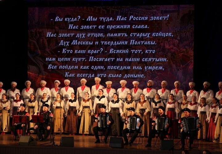 В Краснодаре мужчина изрезал ножом баннеры Кубанского казачьего хора