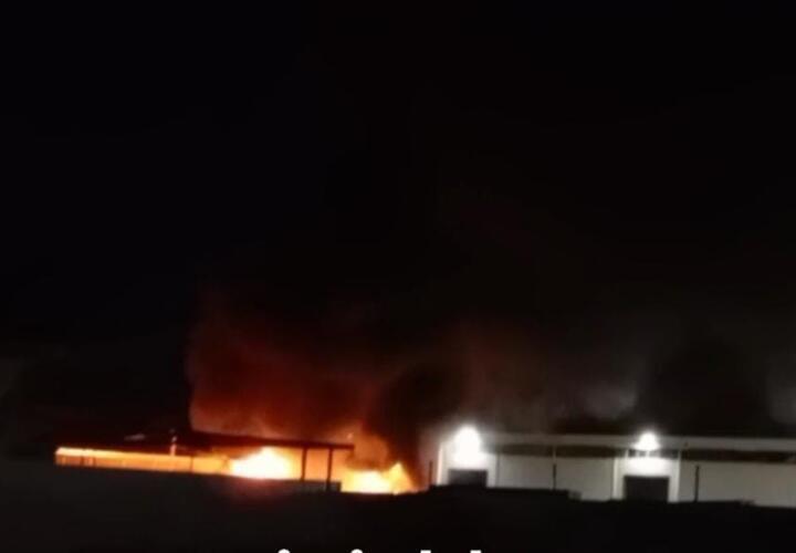 В Краснодаре уже более 12 часов тушат пожар в ангарах обувной компании