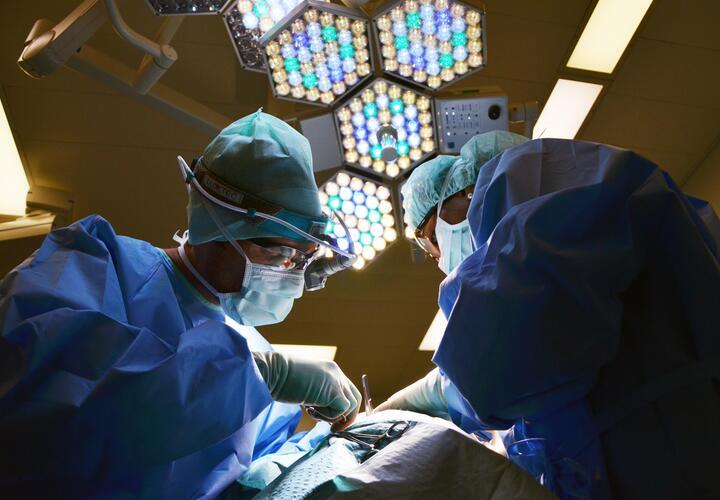 В Кубанском государственном медуниверситете объяснили увольнение микрохирурга, пришившего откушенное лицо мальчику