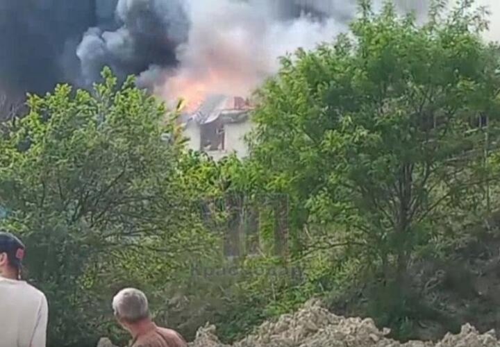 В  поселке Лермонтово на Черноморском побережье загорелась гостиница