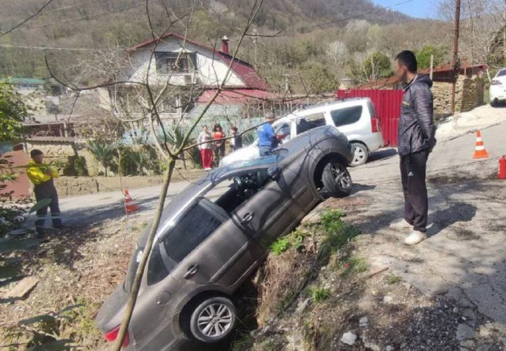 В Сочи машина с туристами скатилась с дороги и едва не упала с обрыва