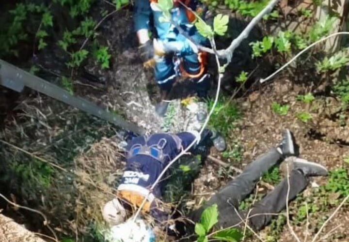 В Сочи мертвецки пьяный мужчина свалился в 6-метровую яму и уснул